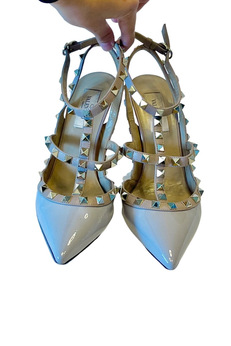 Blue sky pointy pumps with studs