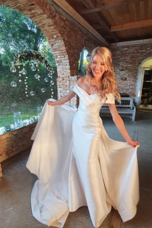White fitted wedding dress with removable train from the waist