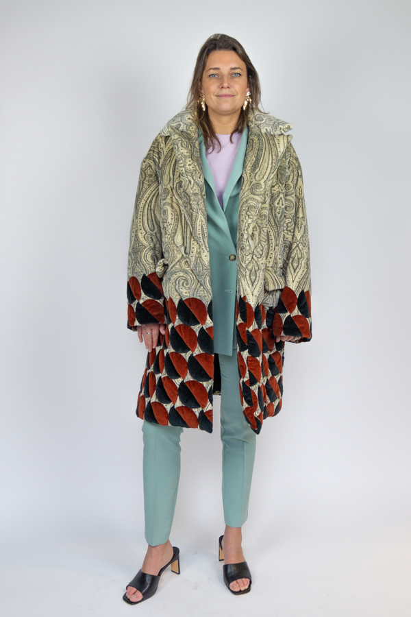 Multi color coat with outgoing pattern